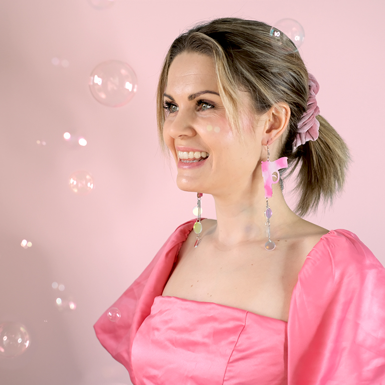 Saippuakuplapyssyt korvassa Saippaukuplapyssy-korvakorut