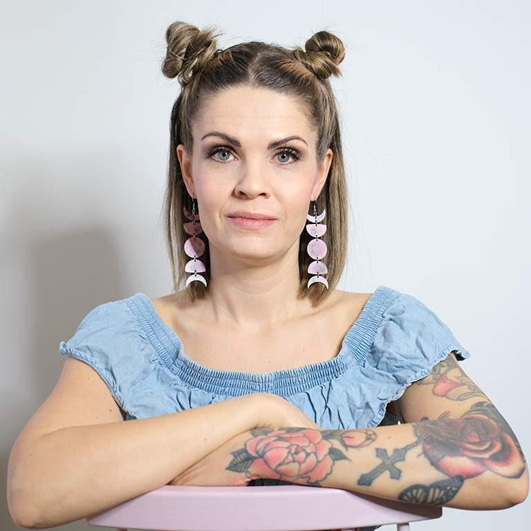 Kuu Vaaleanpunaiset kuu-vanerikorvakorut