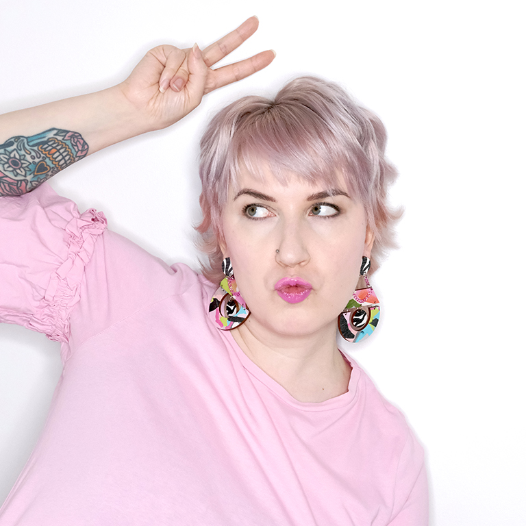 Karnevaali-korvakorut korvassa Isot värikkäät vanerikorvakorut, abstrakti taide