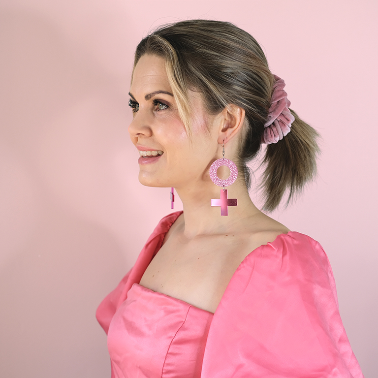 Vaaleanpunainen Eeva korvassa Eeva-korvakorut