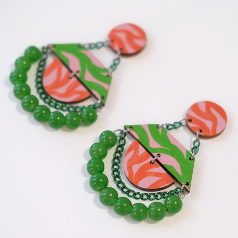 Seepra-kuvioiset kotimaiset korvakorut