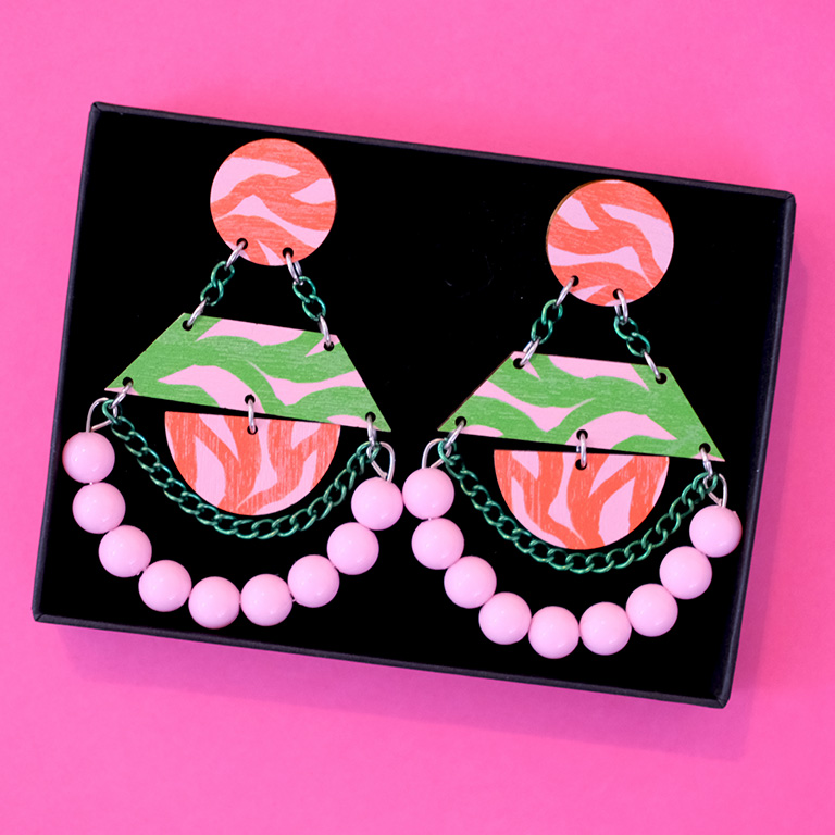 Värikkäät vanerikorvakorut. Pienyrittäjän valmistamat korvakorut.