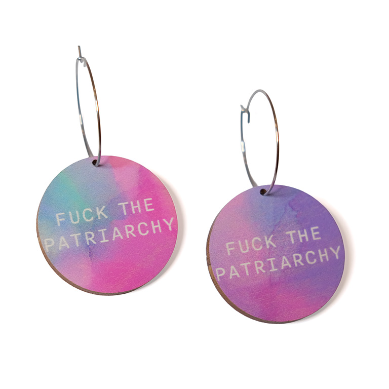 Fuck the patriarchy-korvakorut, feministiset korvakorut, vaneriset korvikset, kantaaottavat korvakorut, statement korvakorut, värikkäät korvakorut, kotimaiset korvakorut, pienyrittäjän korvakorut, design korvakorut