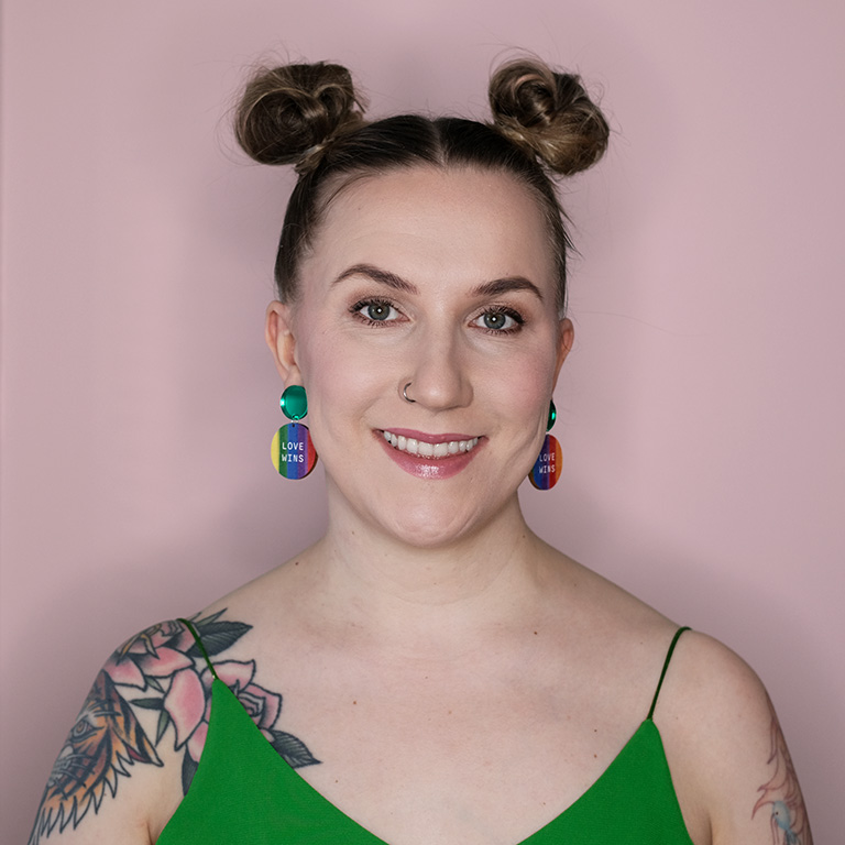 Love wins-korvakorut Kantaaottavat korvakorut, feministiset korvakorut, Pride-korvakorut, Love wins-korvakorut