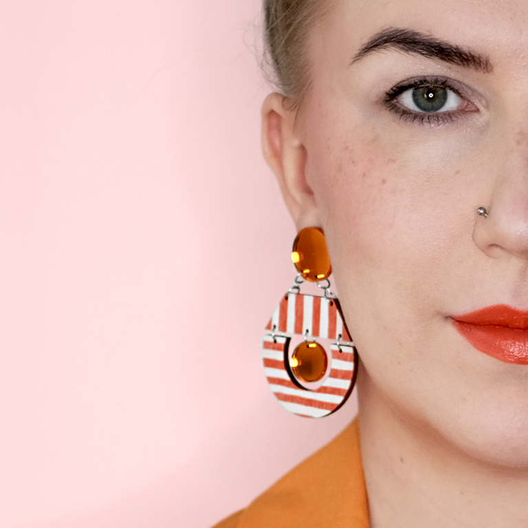 Mandariini-korvakorut yllä