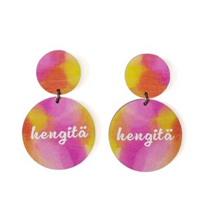 Korvakorut, joissa lukee "hengitä", Hengitä-korvikset, breathe-korvikset, värikkäät vanerikorvakorut, kotimaiset korvakorut, design-korvakorut, pienyrittäjän korvakorut, vaneri-korut, kantaaottavat korvakorut