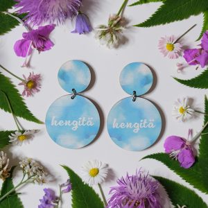 Korvakorut, joissa lukee Hengitä