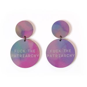 Fuck the patriarchy-korvakorut, feministiset korvakorut, vaneriset korvikset, kantaaottavat korvakorut, statement korvakorut, värikkäät korvakorut, kotimaiset korvakorut, pienyrittäjän korvakorut, design korvakorut