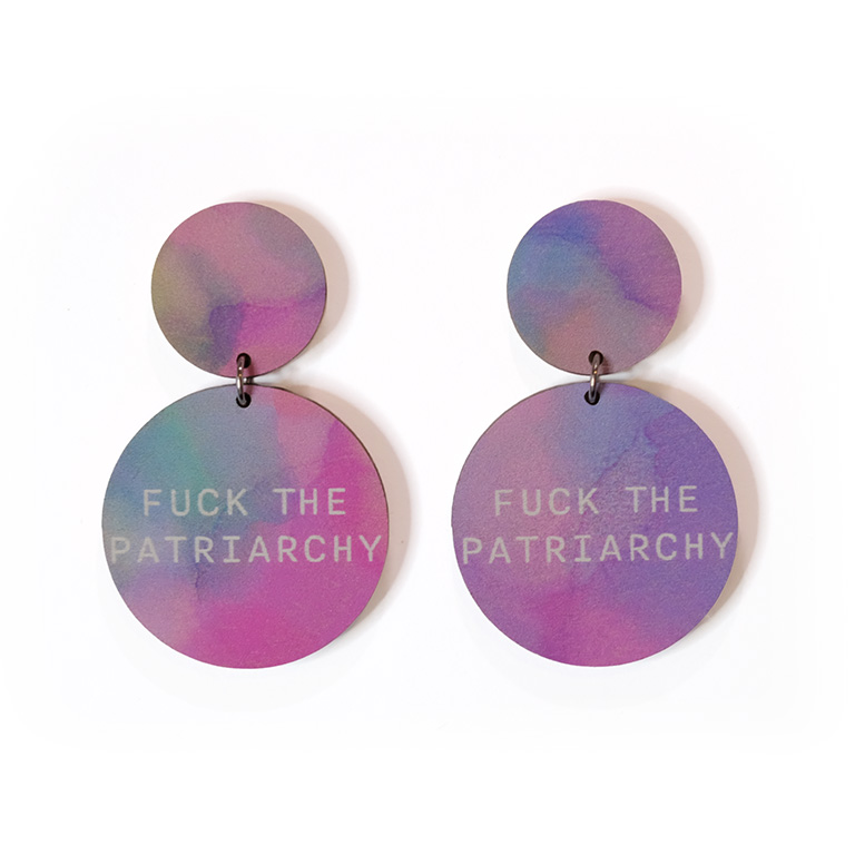Fuck the patriarchy-korvakorut, feministiset korvakorut, vaneriset korvikset, kantaaottavat korvakorut, statement korvakorut, värikkäät korvakorut, kotimaiset korvakorut, pienyrittäjän korvakorut, design korvakorut