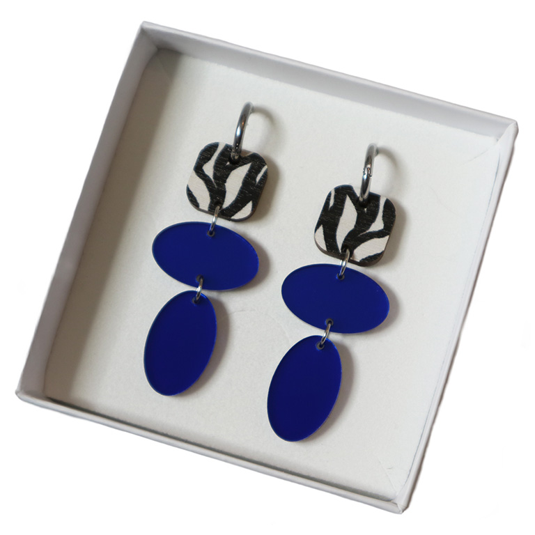 Miete-korvakorut, värikkäät kotimaiset korvakorut abstraktilla taiteella ja peiliakryylilla, Huggie-rengas korvikset, kotimaiset design-korvakorut, roikkuvat korvakorut, pienyrittäjän korvakorut, vaneri-korvikset, värikkäät korvikset, seepra-kuosi korvakorut, seepra-korvikset, seepra-kuvioiset korvakorut