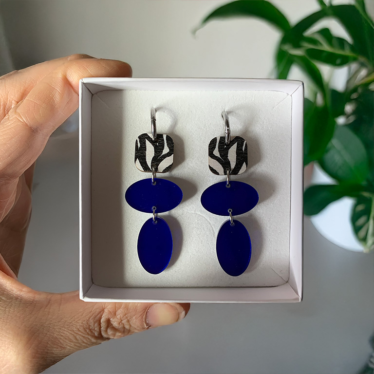 Miete-korvakorut, värikkäät kotimaiset korvakorut abstraktilla taiteella ja peiliakryylilla, Huggie-rengas korvikset, kotimaiset design-korvakorut, roikkuvat korvakorut, pienyrittäjän korvakorut, vaneri-korvikset, värikkäät korvikset, seepra-kuosi korvakorut, seepra-korvikset, seepra-kuvioiset korvakorut