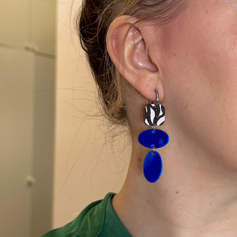 Miete-korvakorut, värikkäät kotimaiset korvakorut abstraktilla taiteella ja peiliakryylilla, Huggie-rengas korvikset, kotimaiset design-korvakorut, roikkuvat korvakorut, pienyrittäjän korvakorut, vaneri-korvikset, värikkäät korvikset, seepra-kuosi korvakorut, seepra-korvikset, seepra-kuvioiset korvakorut, siniset korvikset