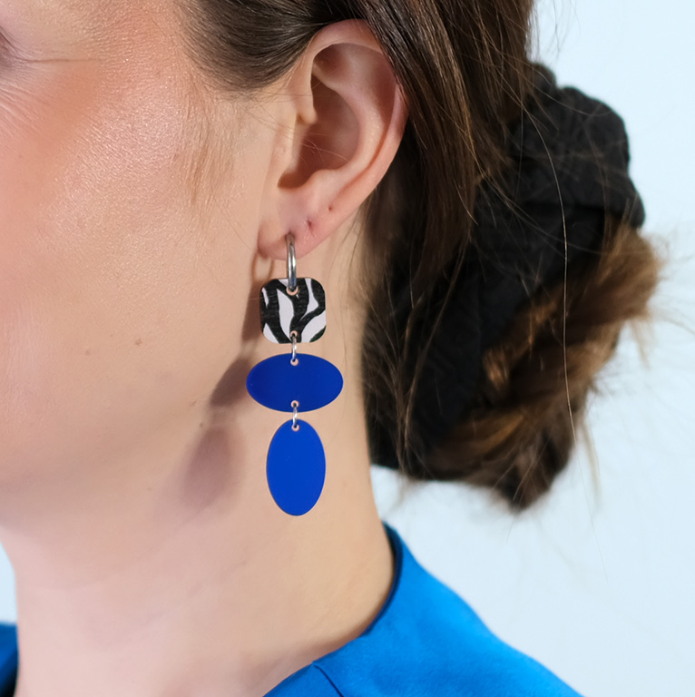 Miete-korvakorut, värikkäät kotimaiset korvakorut abstraktilla taiteella ja peiliakryylilla, Huggie-rengas korvikset, kotimaiset design-korvakorut, roikkuvat korvakorut, pienyrittäjän korvakorut, vaneri-korvikset, värikkäät korvikset, seepra-kuosi korvakorut, seepra-korvikset, seepra-kuvioiset korvakorut