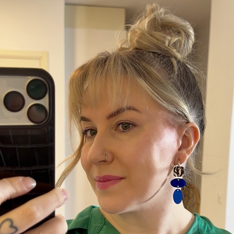 Miete-korvakorut, värikkäät kotimaiset korvakorut abstraktilla taiteella ja peiliakryylilla, Huggie-rengas korvikset, kotimaiset design-korvakorut, roikkuvat korvakorut, pienyrittäjän korvakorut, vaneri-korvikset, värikkäät korvikset, seepra-kuosi korvakorut, seepra-korvikset, seepra-kuvioiset korvakorut