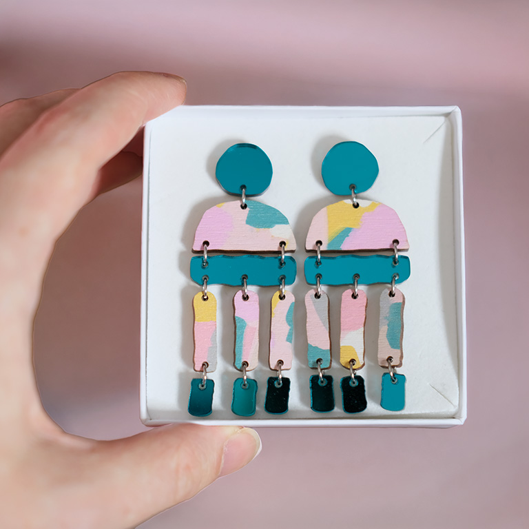 Tappi-korvakorut, moniosaiset korvakorut, värikkäät ja näyttävät korvikset, pienyrittäjän design-korvakorut, vaneri-korvakorut, värikkäät korvikset