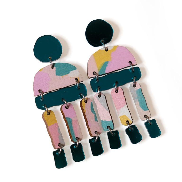 Tappi-korvakorut, moniosaiset korvakorut, värikkäät ja näyttävät korvikset, pienyrittäjän design-korvakorut, vaneri-korvakorut, värikkäät korvikset