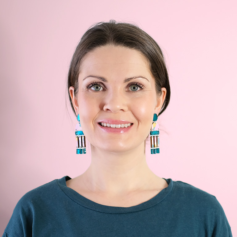 Korvakorut yllä, näyttävät ja värikkäät korvakorut, joissa on koivuvaneria ja peiliakryylia, kotimaiset pienyrittäjän korvakorut, design-korvakorut,