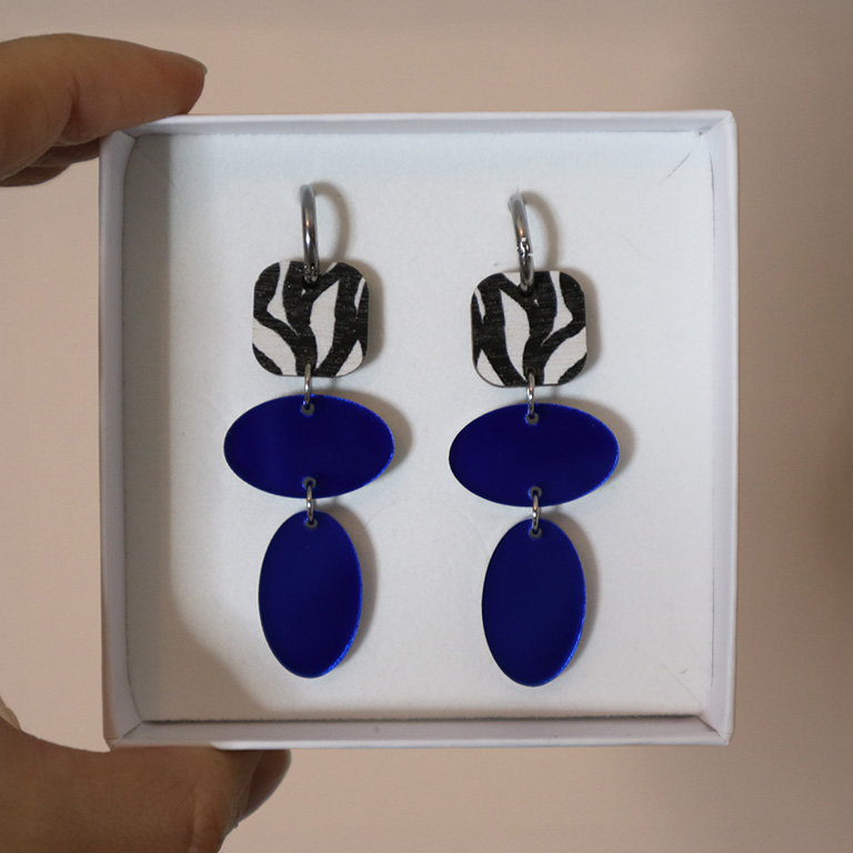 Miete-korvakorut, värikkäät kotimaiset korvakorut abstraktilla taiteella ja peiliakryylilla, Huggie-rengas korvikset, kotimaiset design-korvakorut, roikkuvat korvakorut, pienyrittäjän korvakorut, vaneri-korvikset, värikkäät korvikset, seepra-kuosi korvakorut, seepra-korvikset, seepra-kuvioiset korvakorut