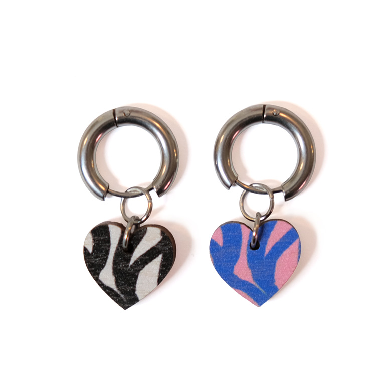 Every Heart-korvakorut, huggie hopeinen rengas, sydän-korvakorut, seepra-kuvio korvakorut, peiliakryyli korvakorut, vaneriset korvakorut, kotimaiset korvakorut, design korut, finnish design. korvakorut, rengaskorvakorut, lahjaidea naiselle