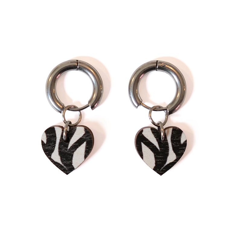 Every Heart-korvakorut, huggie hopeinen rengas, sydän-korvakorut, seepra-kuvio korvakorut, peiliakryyli korvakorut, vaneriset korvakorut, kotimaiset korvakorut, design korut, finnish design. korvakorut, rengaskorvakorut, lahjaidea naiselle