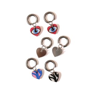 Every Heart-korvakorut, huggie hopeinen rengas, sydän-korvakorut, seepra-kuvio korvakorut, peiliakryyli korvakorut, vaneriset korvakorut, kotimaiset korvakorut, design korut, finnish design. korvakorut, rengaskorvakorut, lahjaidea naiselle
