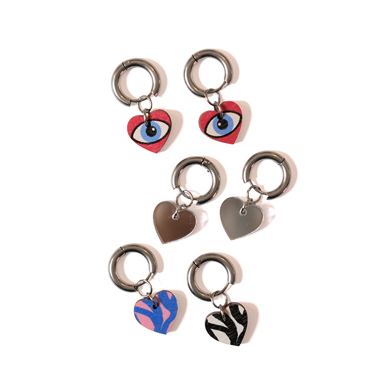 Every Heart-korvakorut, huggie hopeinen rengas, sydän-korvakorut, seepra-kuvio korvakorut, peiliakryyli korvakorut, vaneriset korvakorut, kotimaiset korvakorut, design korut, finnish design. korvakorut, rengaskorvakorut, lahjaidea naiselle