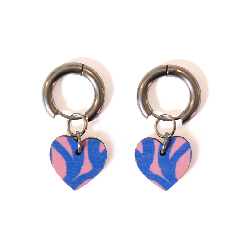 Every Heart-korvakorut, huggie hopeinen rengas, sydän-korvakorut, seepra-kuvio korvakorut, peiliakryyli korvakorut, vaneriset korvakorut, kotimaiset korvakorut, design korut, finnish design. korvakorut, rengaskorvakorut, lahjaidea naiselle