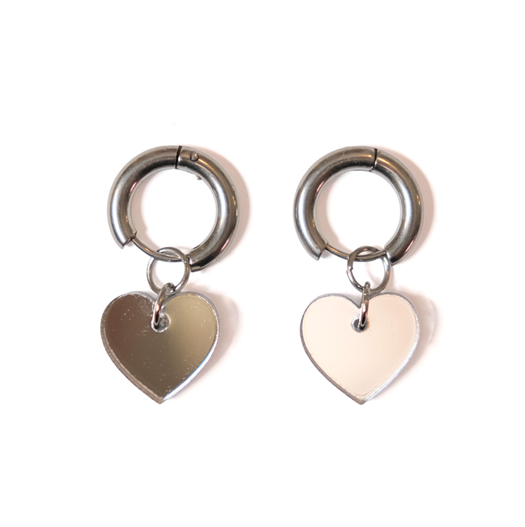 Every Heart-korvakorut, huggie hopeinen rengas, sydän-korvakorut, seepra-kuvio korvakorut, peiliakryyli korvakorut, vaneriset korvakorut, kotimaiset korvakorut, design korut, finnish design. korvakorut, rengaskorvakorut, lahjaidea naiselle