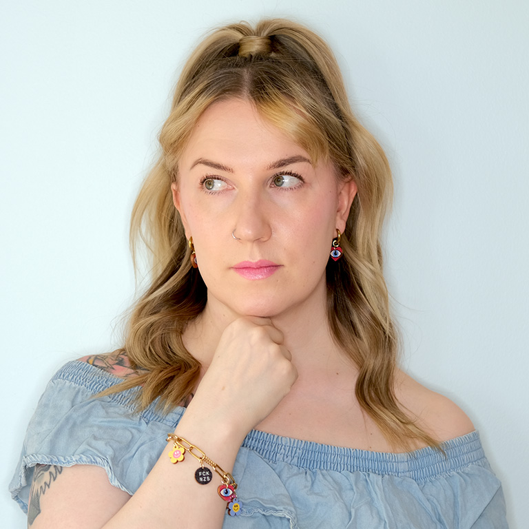 Kullan värinen rannekoru, josta roikkuu monia eri osia, rannekoru charms, lahjaidea naiselle, kantaaottava koru, vanerikoru, rannekoru