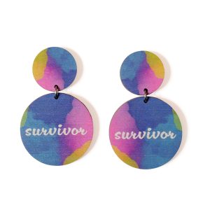 Survivor-korvakorut, Selviytyjä-korvakorut, teksti-korvikset, kantaaottavat korvakorut, kotimaiset korut, pienyrittäjän korut, design-korut, finnish design. värikkäät korvikset, survivor