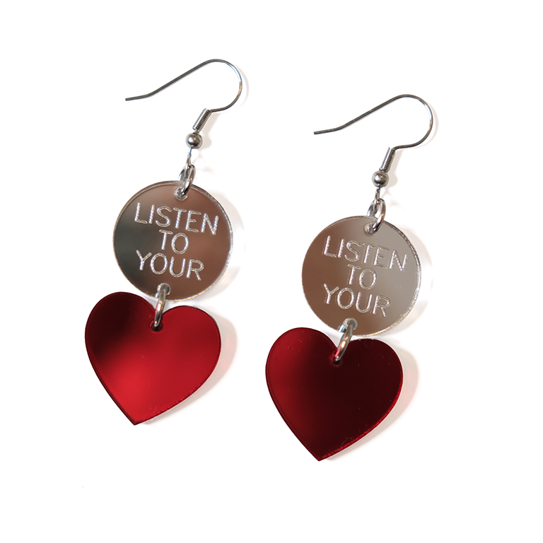 Listen to your heart -korvakorut, Kuuntele-korvakorut, peiliakryyli-korvakorut, peili-korut, koukku-korvakorut, värikkäät korvakorut, kantaaottavat korvakorut, teksti-korvakorut, kotimaiset korvakorut, design-korvakorut, pienyrittäjän korvakorut, korvikset, statement-korut,