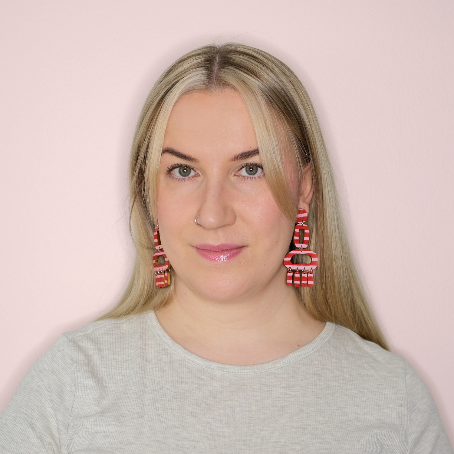 Värikkäät moniosaiset kotimaiset vanerikorvakorut, raita-korvakorut, Metku-korvakorut, vanerikorut, raitakorut, korvakorut, korvikset, kotimaiset korvakorut, pienyrittäjän korvakorut, finnish design-korvakorut, kotimainen vaneri korvakorut, värikäs muoti, värikäs tyyli, lahjaidea naiselle, punasävyiset korvakorut