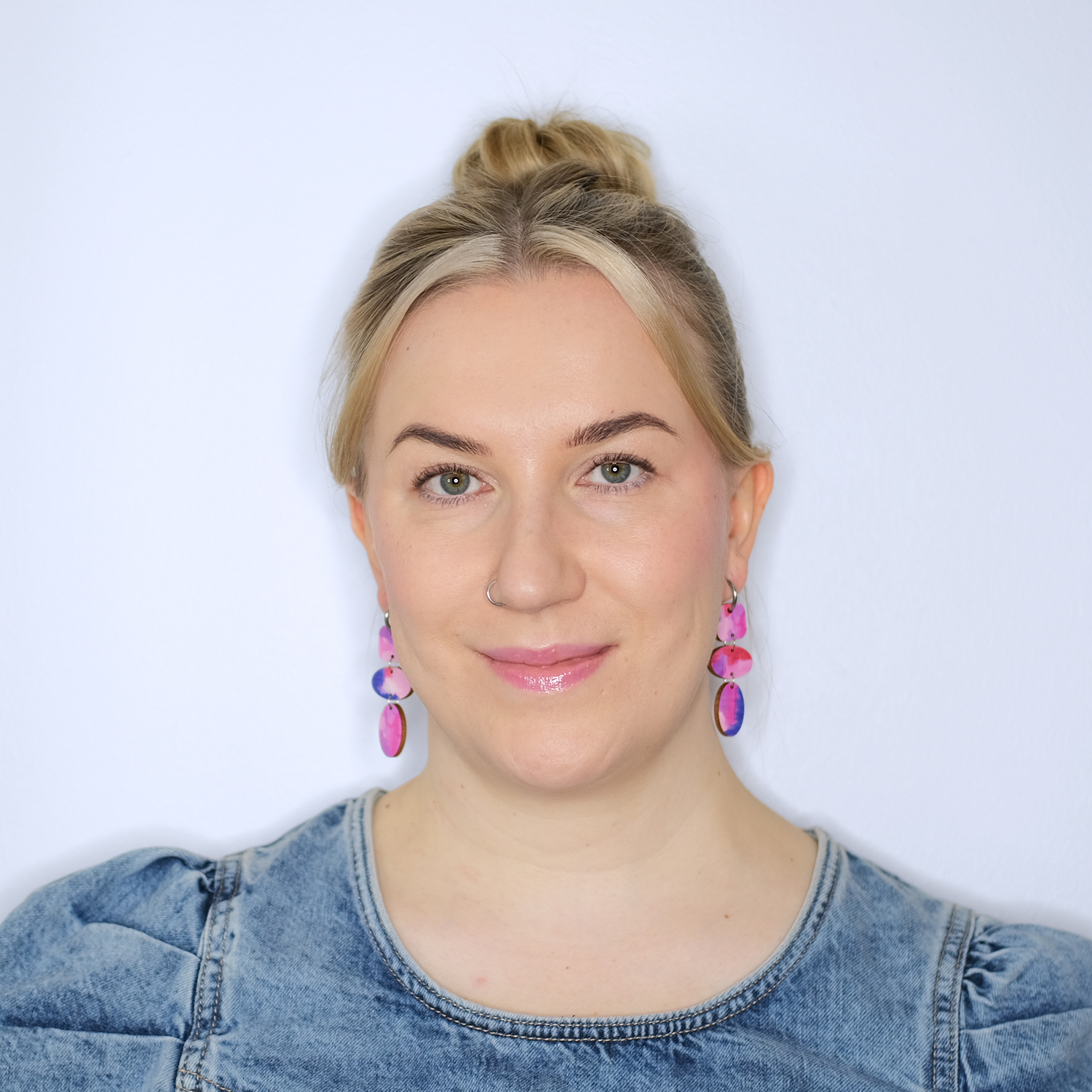 Miete-korvakorut, värikkäät kotimaiset korvakorut abstraktilla taiteella, Huggie-rengas korvikset, kotimaiset design-korvakorut, roikkuvat korvakorut, pienyrittäjän korvakorut, vaneri-korvikset, värikkäät korvikset, värikäs muoti, lahjaidea naiselle, abstrakti taide korvakorut, Miete-korvakorut, finnish design-korvakorut, korvakorut,