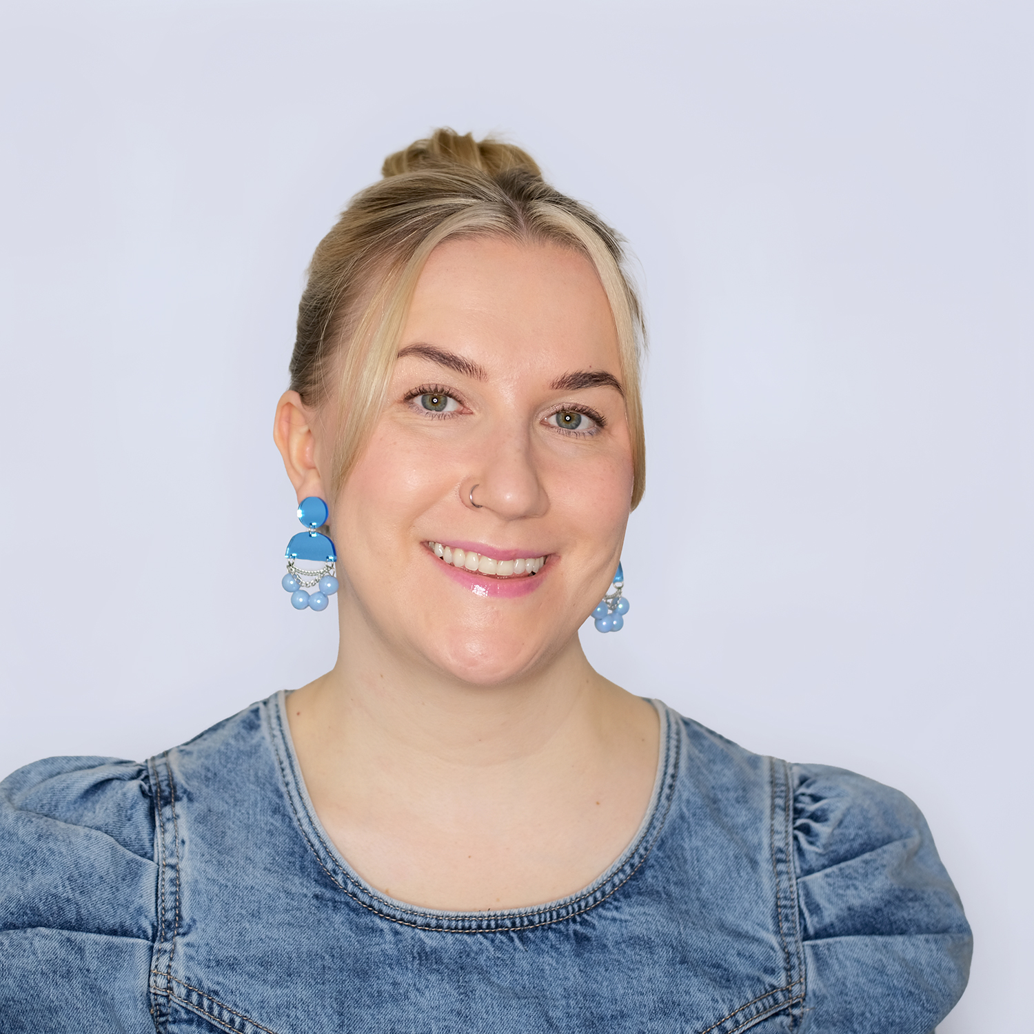 Peiliakryyliset korvakorut värikkäillä helmillä ja ketjulla, helmikorvakorut, peiliakryylikorvakorut, värikkäät korvakorut, lahjaidea naiselle, kotimaiset värikkäät korvikset,